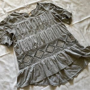 Sundance Short Sleeve Gray Ruffled Top Size Medium Women’s